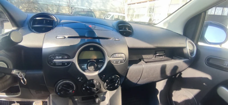 Mazda 2 1.3, снимка 2 - Автомобили и джипове - 48325276