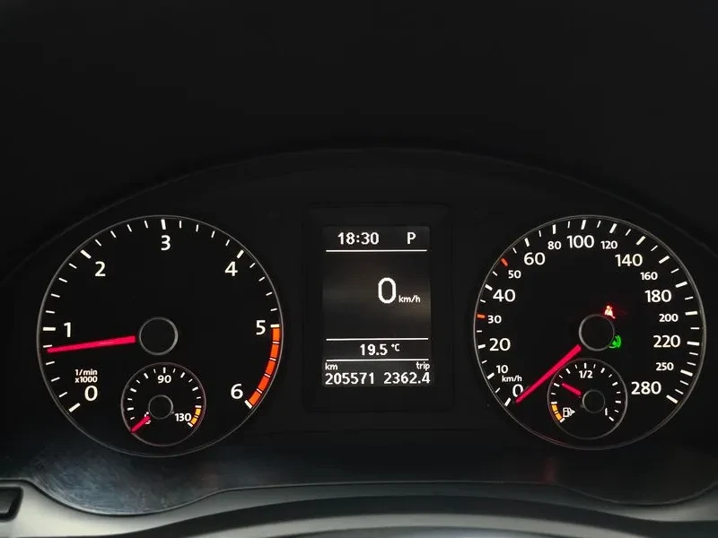 VW Scirocco 2.0 Tdi R-Line, снимка 8 - Автомобили и джипове - 56255616