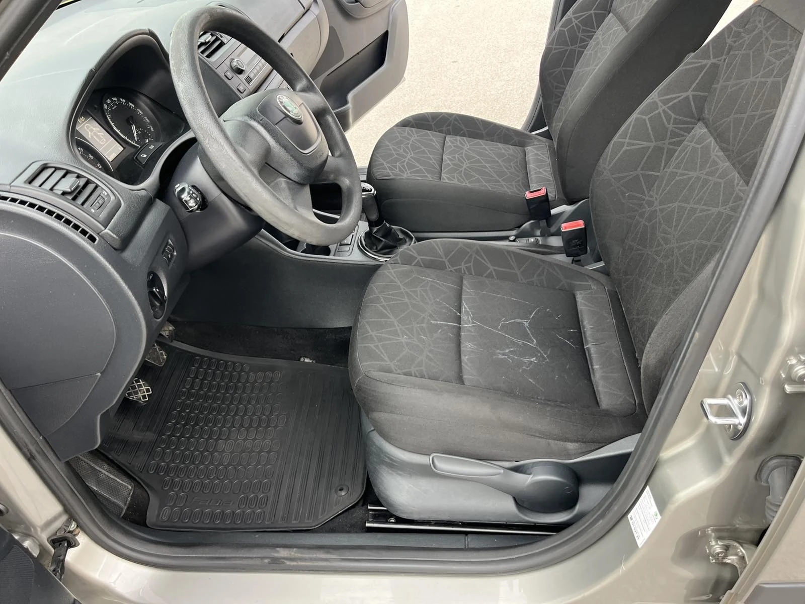 Skoda Fabia 1.6TDI 90кс COMMON RAIL EURO 5 КЛИМАТРОНИК  - изображение 8
