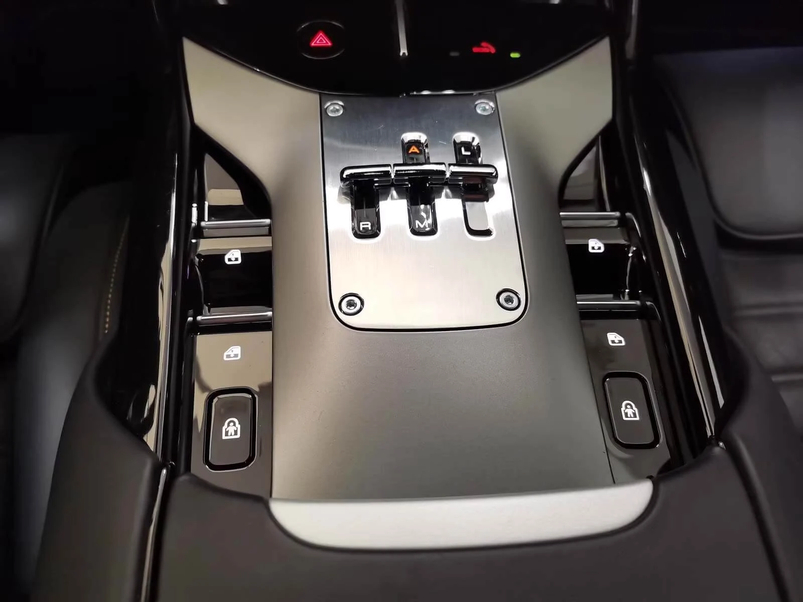 Ferrari Purosangue 6.5 V12/Lift/Камера 360/Massage/Matrix/, снимка 8 - Автомобили и джипове - 54101425