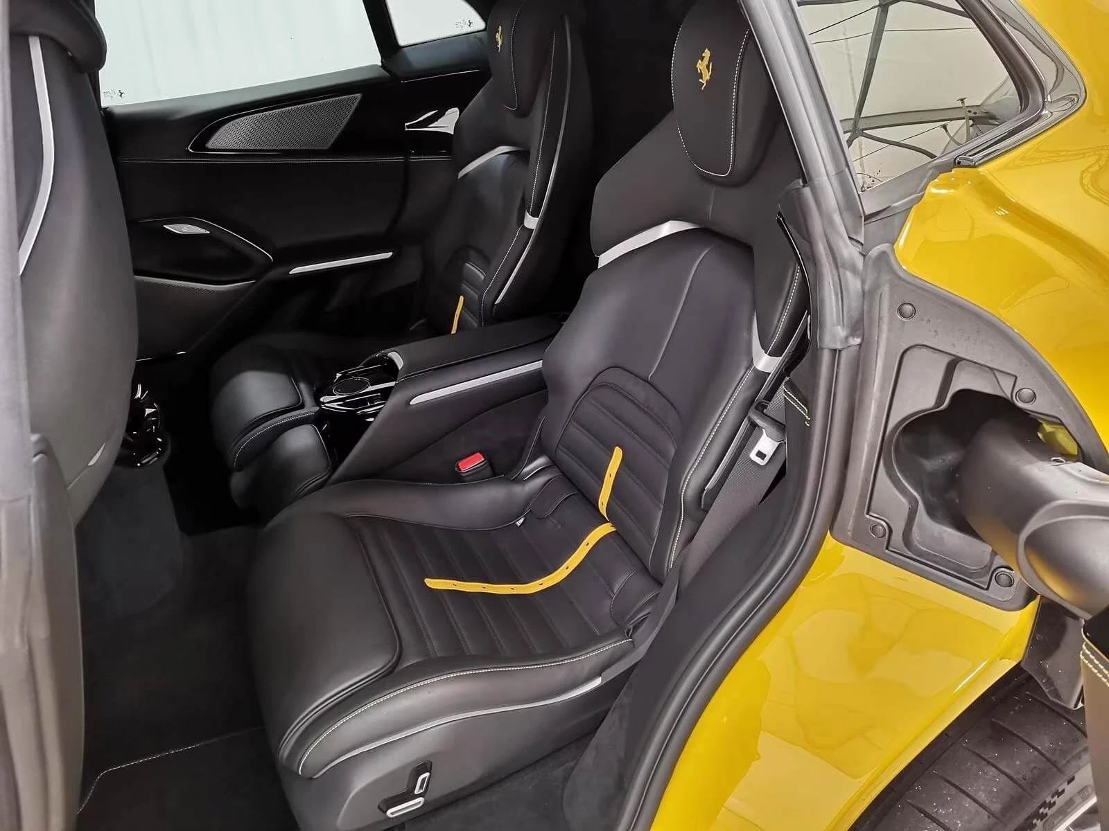 Ferrari Purosangue 6.5 V12/Lift/Камера 360/Massage/Matrix/, снимка 10 - Автомобили и джипове - 54101425