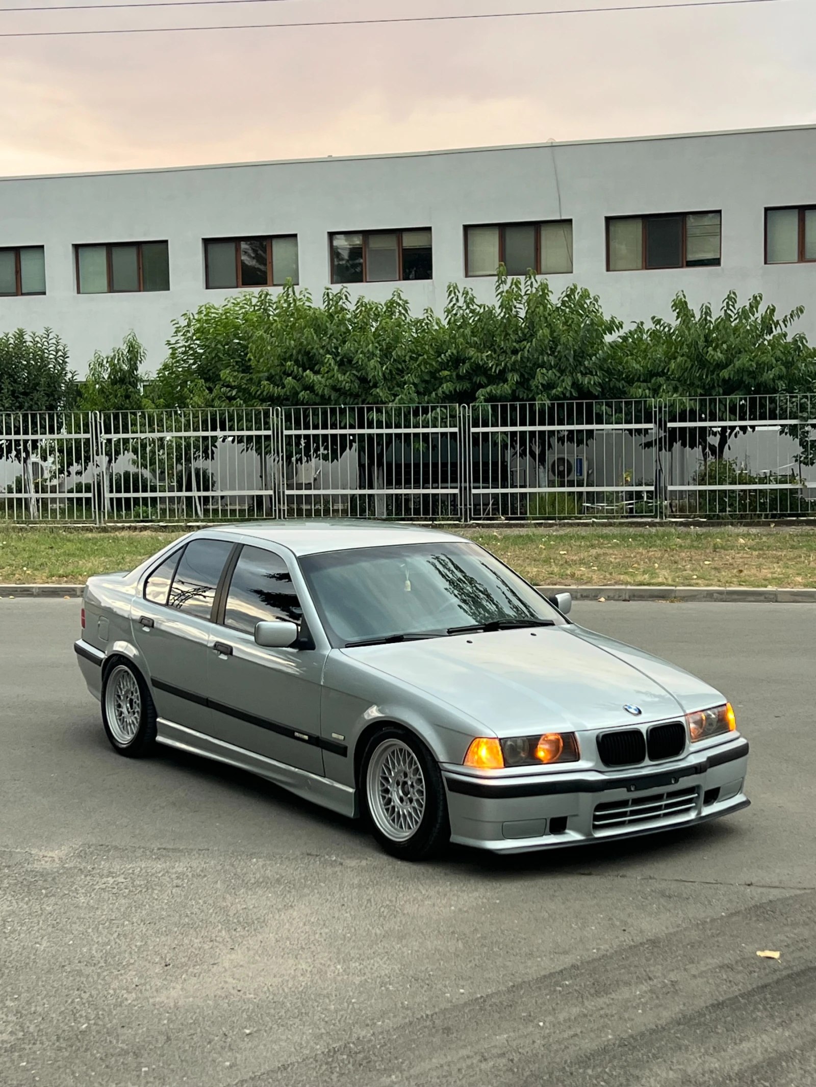 BMW 320, снимка 4 - Автомобили и джипове - 55416040