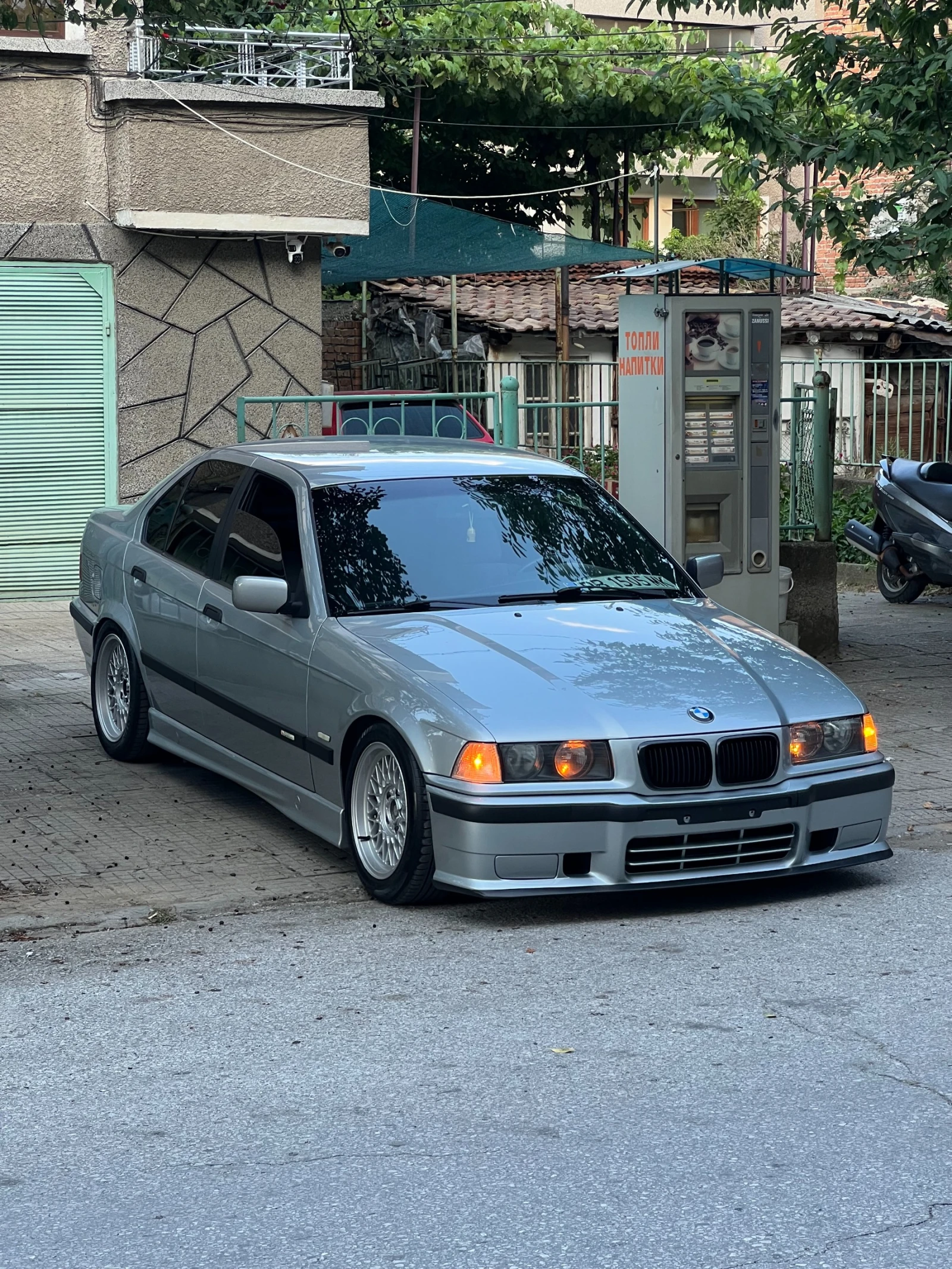 BMW 320, снимка 8 - Автомобили и джипове - 55416040