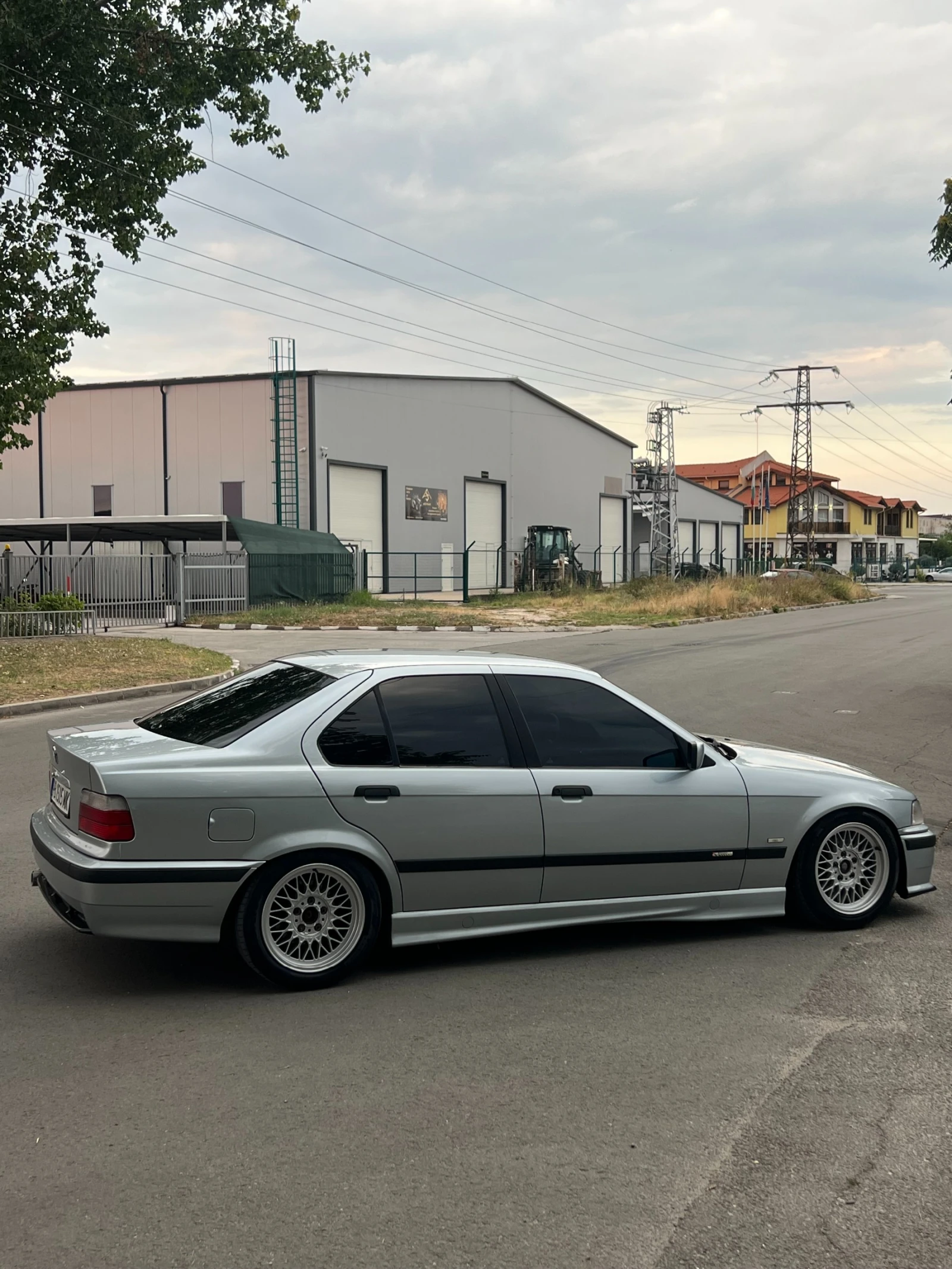BMW 320, снимка 6 - Автомобили и джипове - 55416040