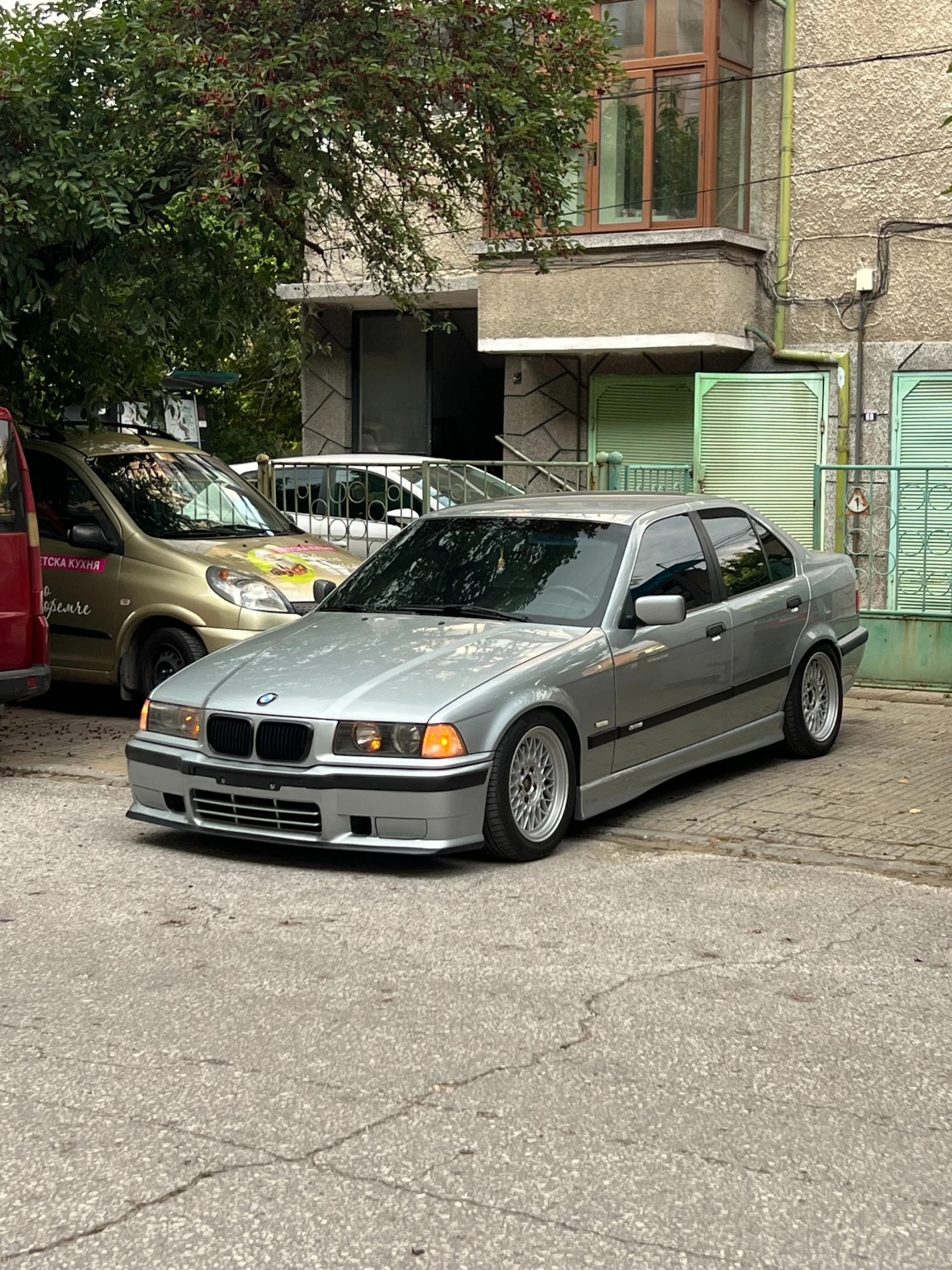 BMW 320, снимка 3 - Автомобили и джипове - 55416040