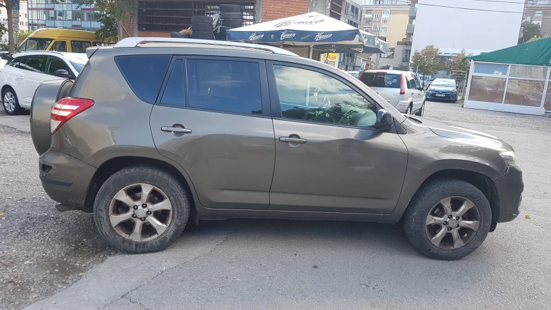 Toyota Rav4 2.2 D4D, снимка 5 - Автомобили и джипове - 47408475