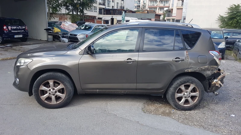 Toyota Rav4 2.2 D4D, снимка 2 - Автомобили и джипове - 47408475