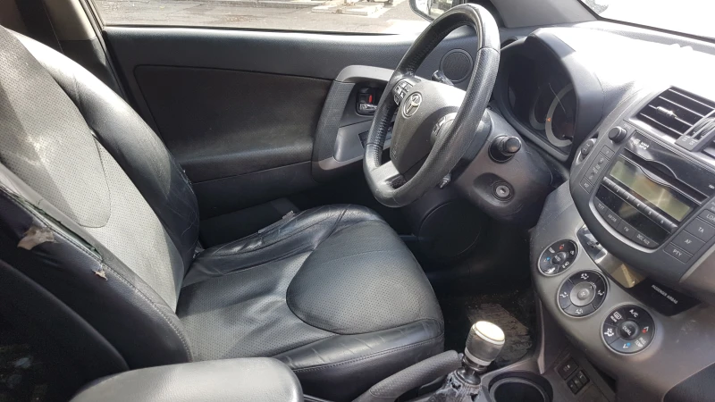 Toyota Rav4 2.2 D4D, снимка 14 - Автомобили и джипове - 47408475