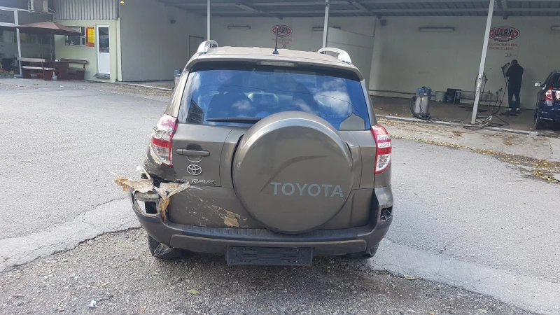 Toyota Rav4 2.2 D4D, снимка 4 - Автомобили и джипове - 47408475