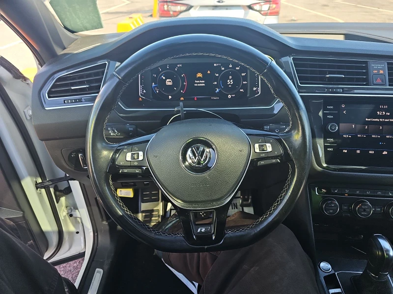 VW Tiguan Jet Black R-Line* Пано* Distronic* Digital cockpit, снимка 8 - Автомобили и джипове - 49285437