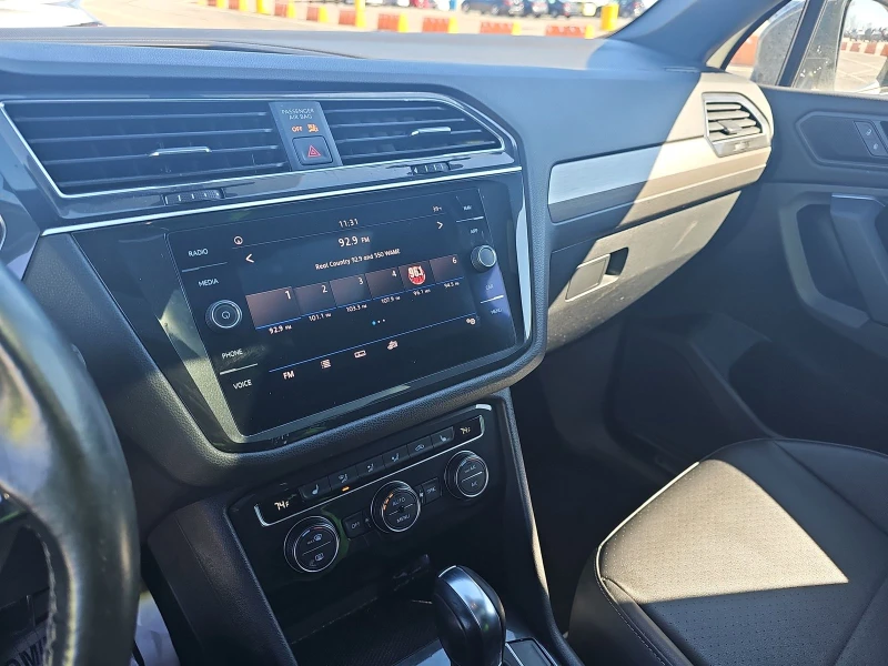 VW Tiguan Jet Black R-Line* Пано* Distronic* Digital cockpit, снимка 10 - Автомобили и джипове - 49285437