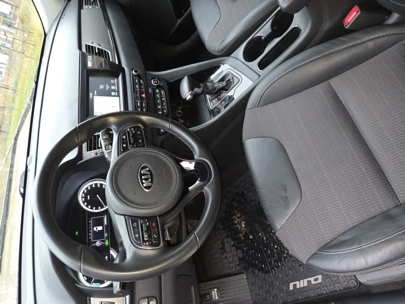 Kia Niro 2020 Automatic, снимка 9 - Автомобили и джипове - 53233629