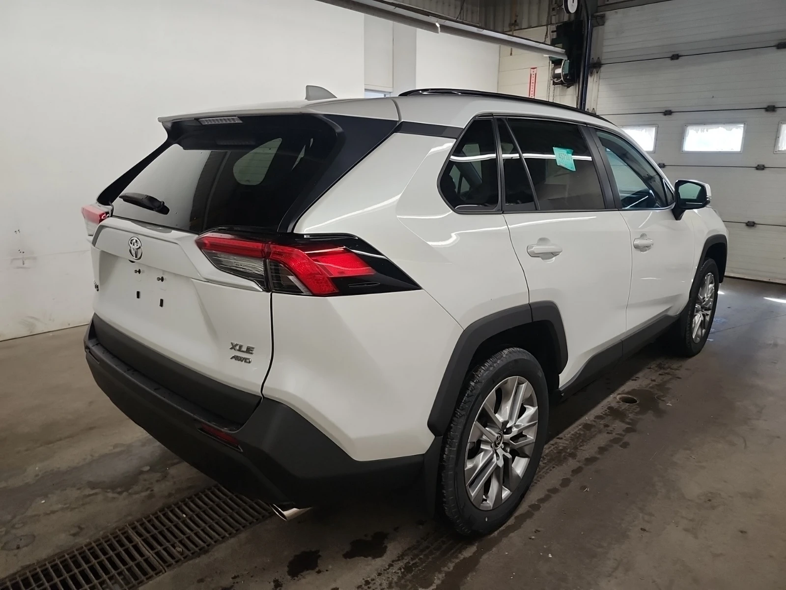 Toyota Rav4 CARFAX * АВТО КРЕДИТ * ПРОГНОЗНА ЦЕНА ДО БГ * , снимка 4 - Автомобили и джипове - 54630793