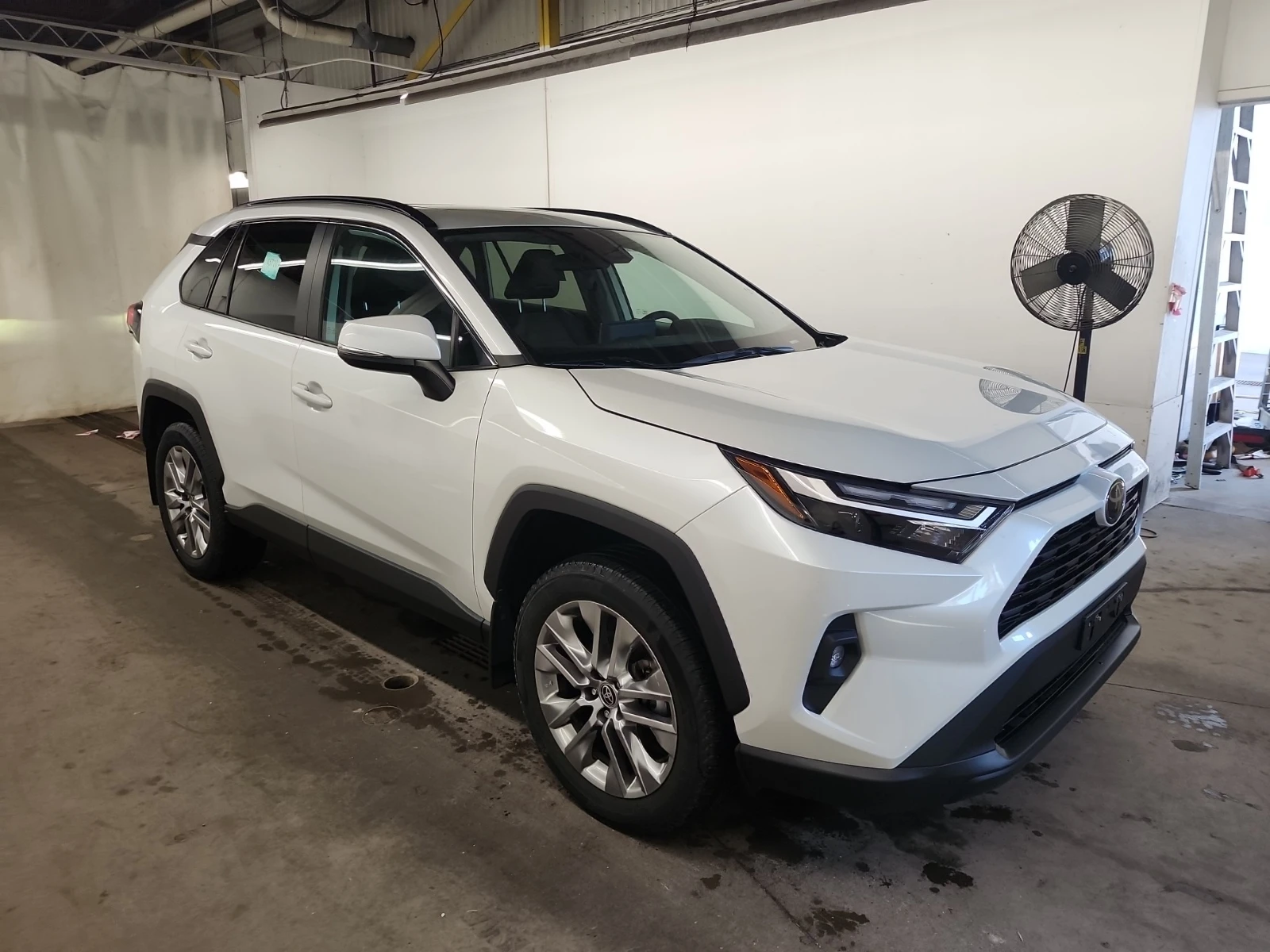 Toyota Rav4 CARFAX * АВТО КРЕДИТ * ПРОГНОЗНА ЦЕНА ДО БГ * , снимка 3 - Автомобили и джипове - 54630793