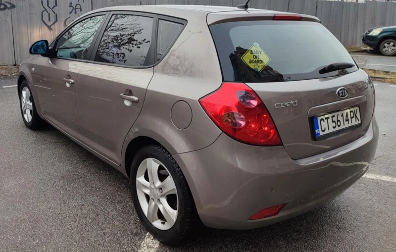 Kia Ceed 1.6 CRDI, снимка 6 - Автомобили и джипове - 48646143