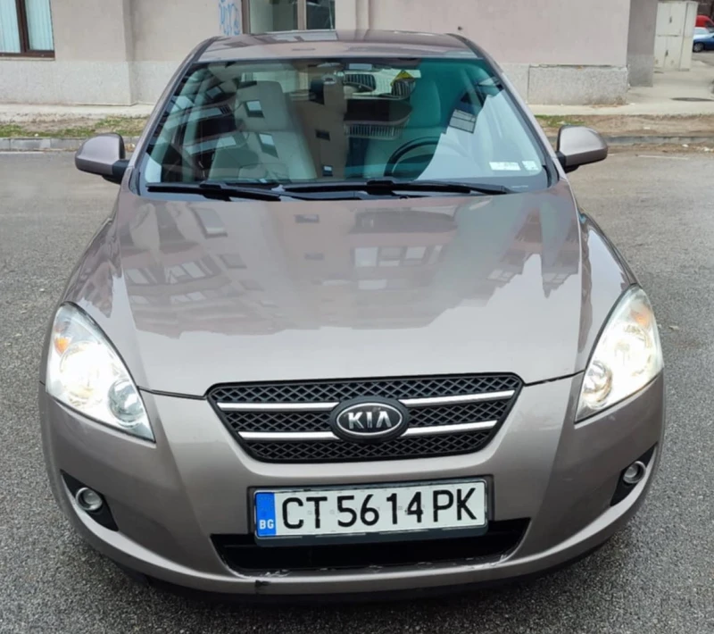 Kia Ceed 1.6 CRDI, снимка 2 - Автомобили и джипове - 48646143