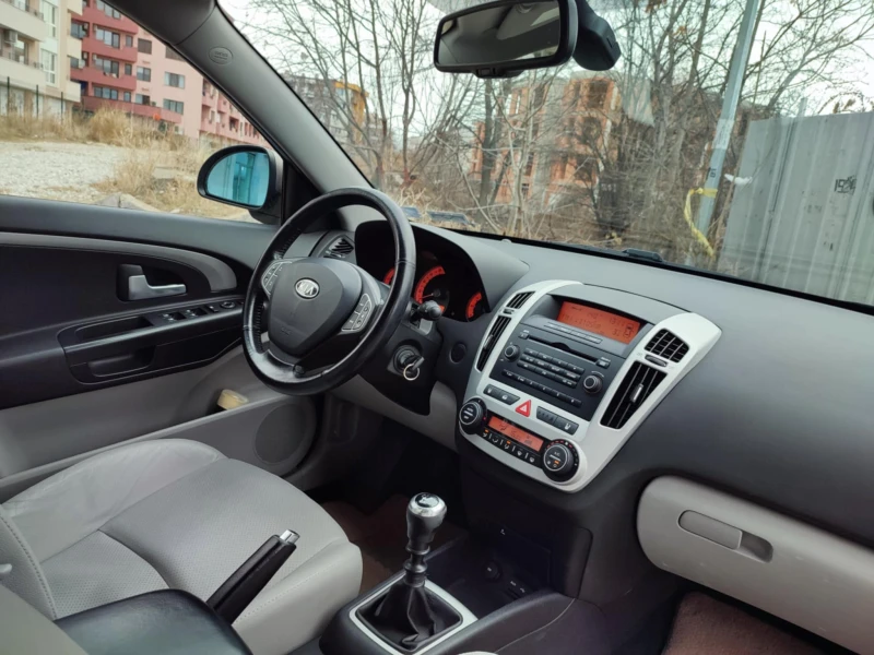 Kia Ceed 1.6 CRDI, снимка 10 - Автомобили и джипове - 48646143