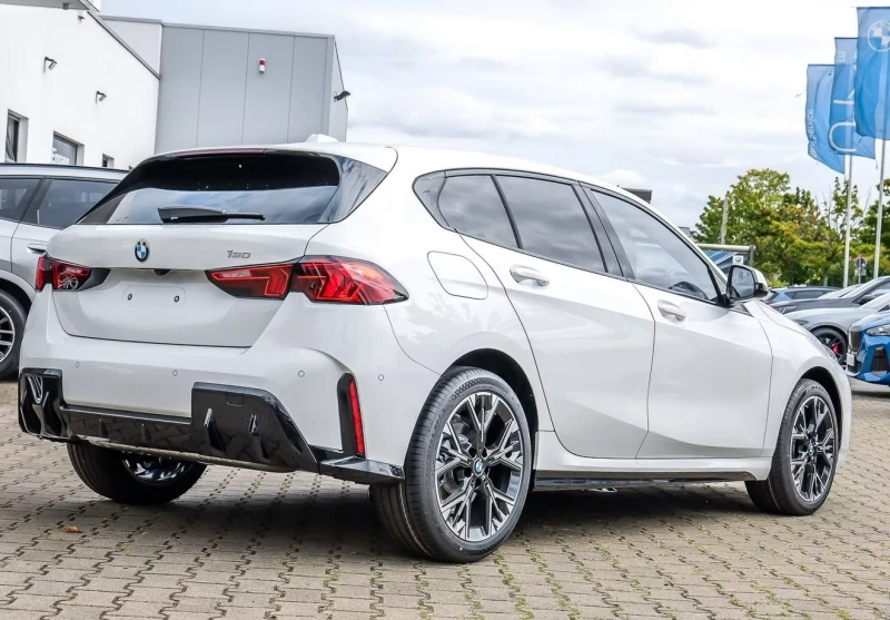 BMW 120 i* M-Sport* Harman/Kardon* Keyless, снимка 2 - Автомобили и джипове - 51933269