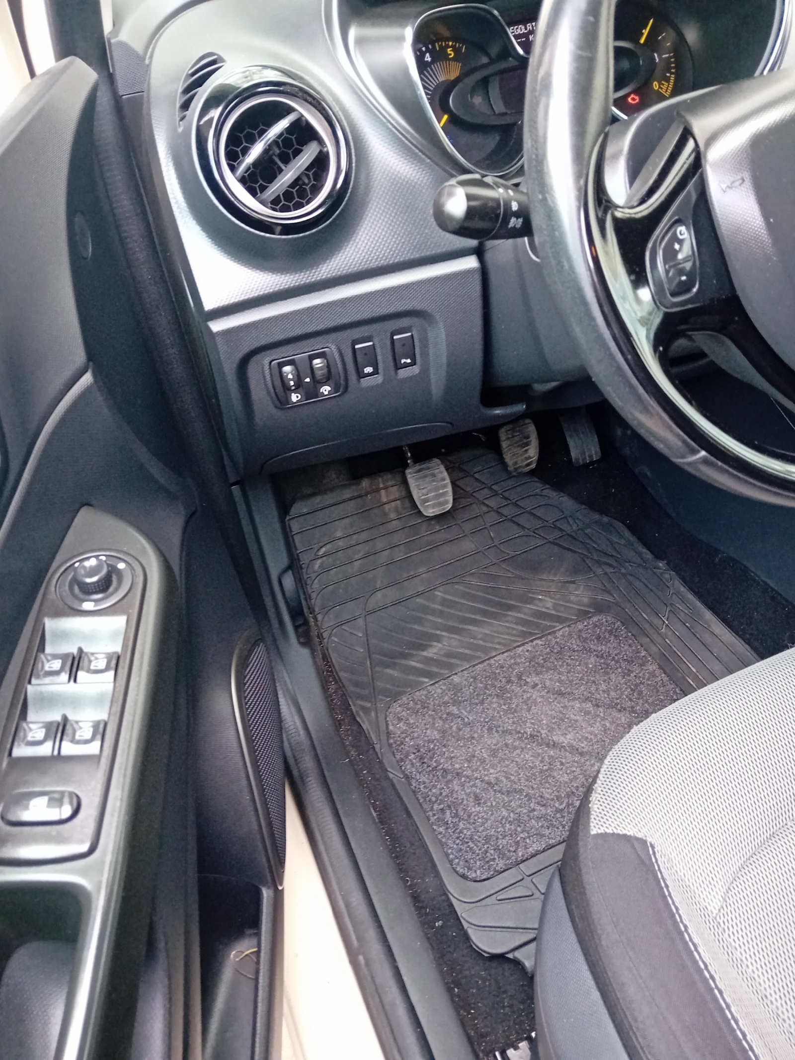 Renault Captur 1, 6 dci, снимка 14 - Автомобили и джипове - 54542959