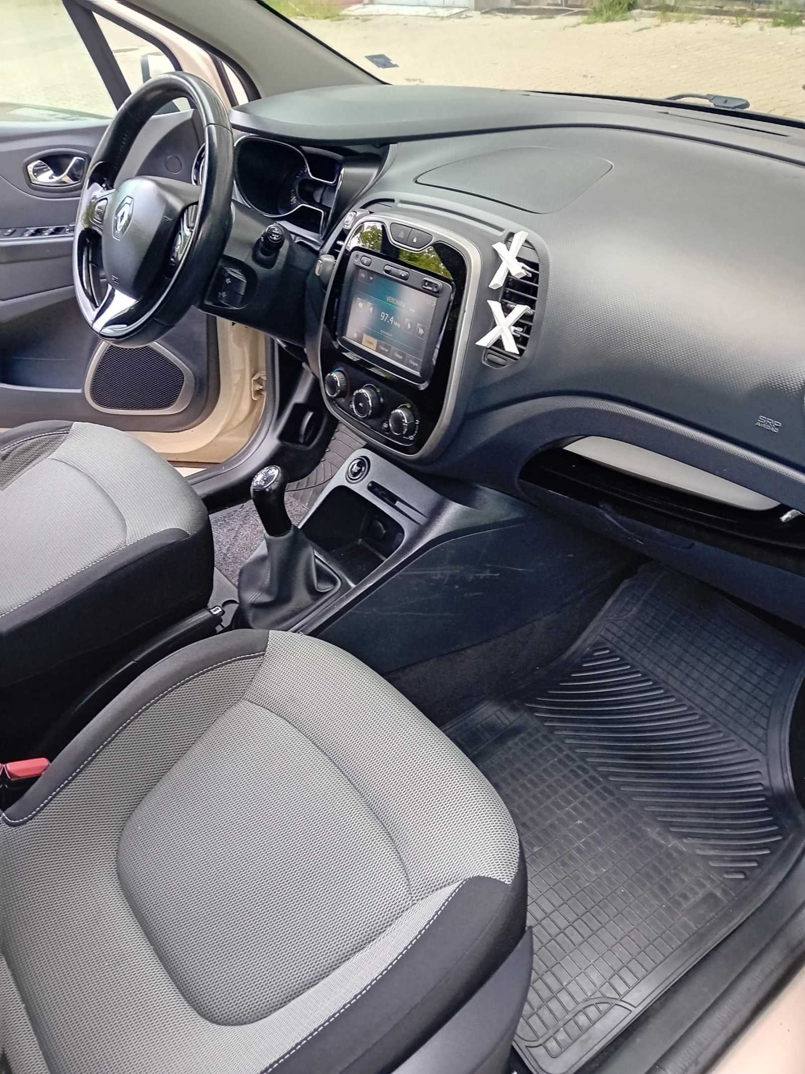 Renault Captur 1, 6 dci, снимка 12 - Автомобили и джипове - 54542959