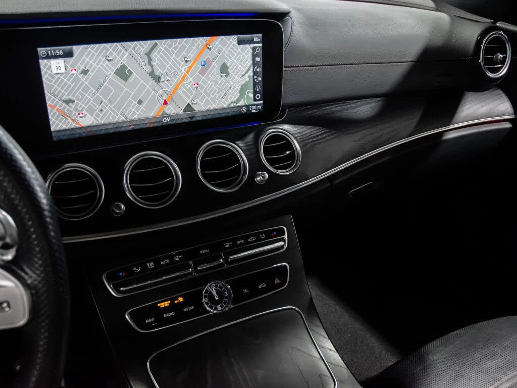 Mercedes-Benz E 53 AMG * DISTRONIC * 4MATIC+ *  AвтоКредит * (ЦЕНА ДО БГ), снимка 15 - Автомобили и джипове - 55493680