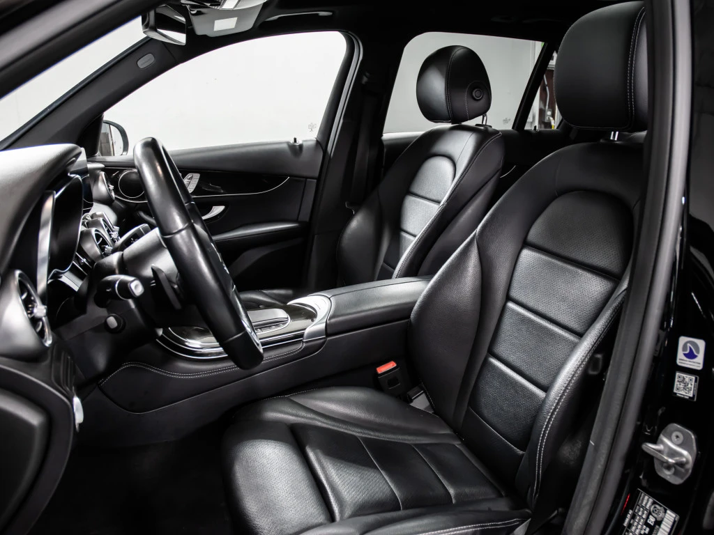 Mercedes-Benz GLC 300 4MATIC* AMG-LINE* DISTRONIC* PANOROOF, снимка 13 - Автомобили и джипове - 54430784