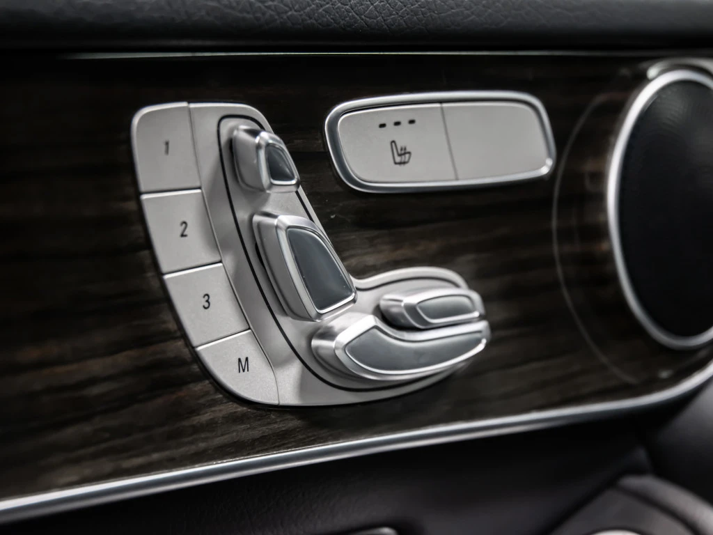 Mercedes-Benz GLC 300 4MATIC* AMG-LINE* DISTRONIC* PANOROOF, снимка 11 - Автомобили и джипове - 54430784