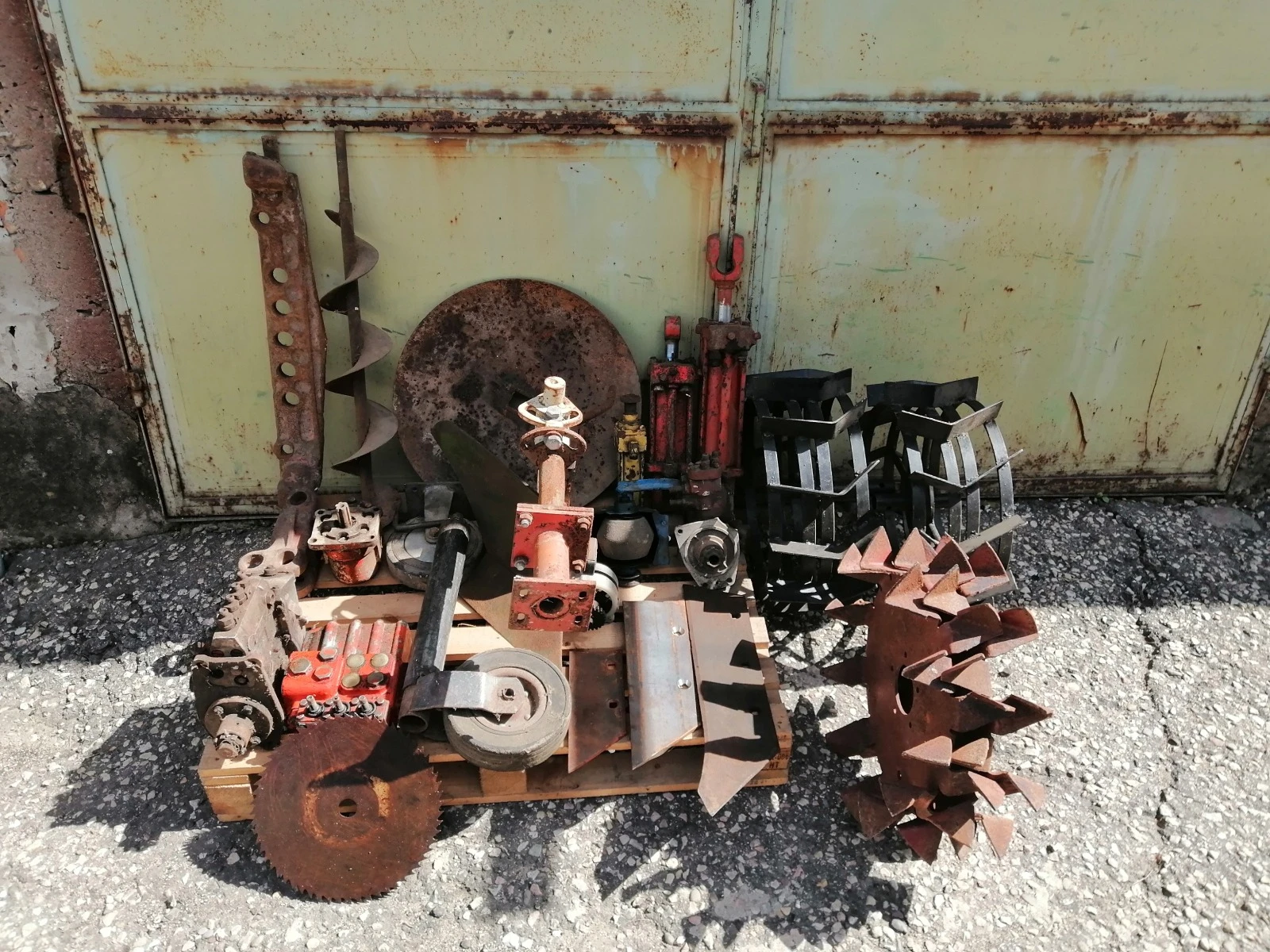 Друг вид Български резервни части и аксесоари за трактори, снимка 1