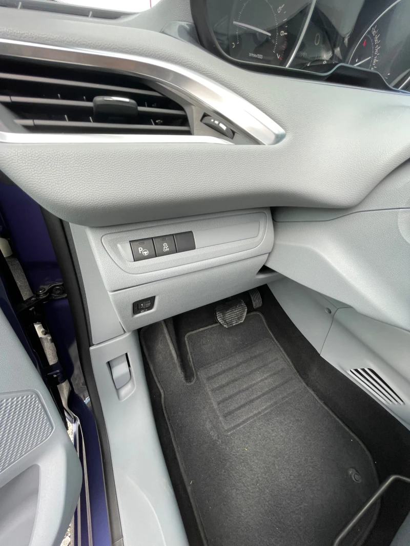 Peugeot 208 1.6i-120к.с., снимка 17 - Автомобили и джипове - 50477734