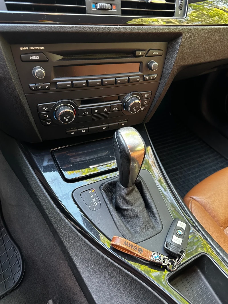 BMW 330 xDrive, снимка 15 - Автомобили и джипове - 52249671