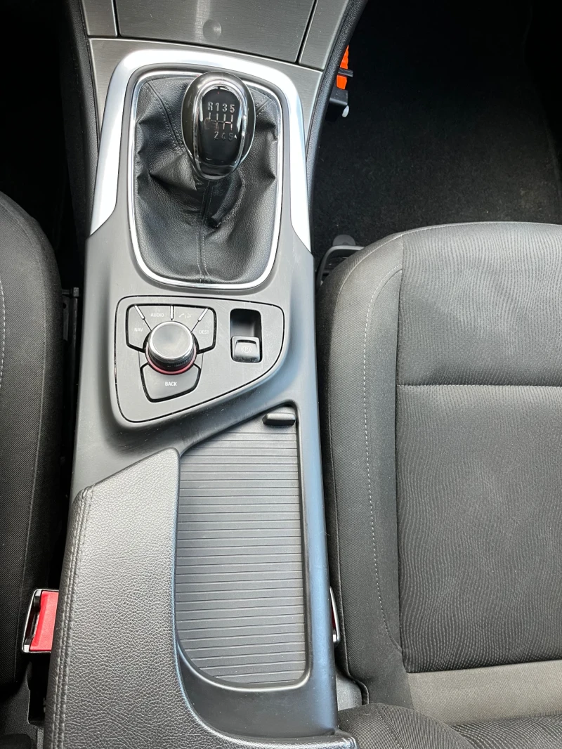 Opel Insignia 1.6T Sports Tourer , снимка 11 - Автомобили и джипове - 53400373