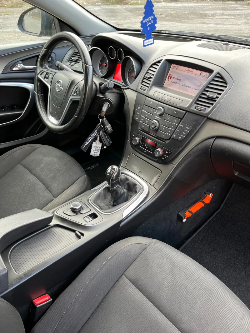 Opel Insignia 1.6T Sports Tourer , снимка 6 - Автомобили и джипове - 53400373
