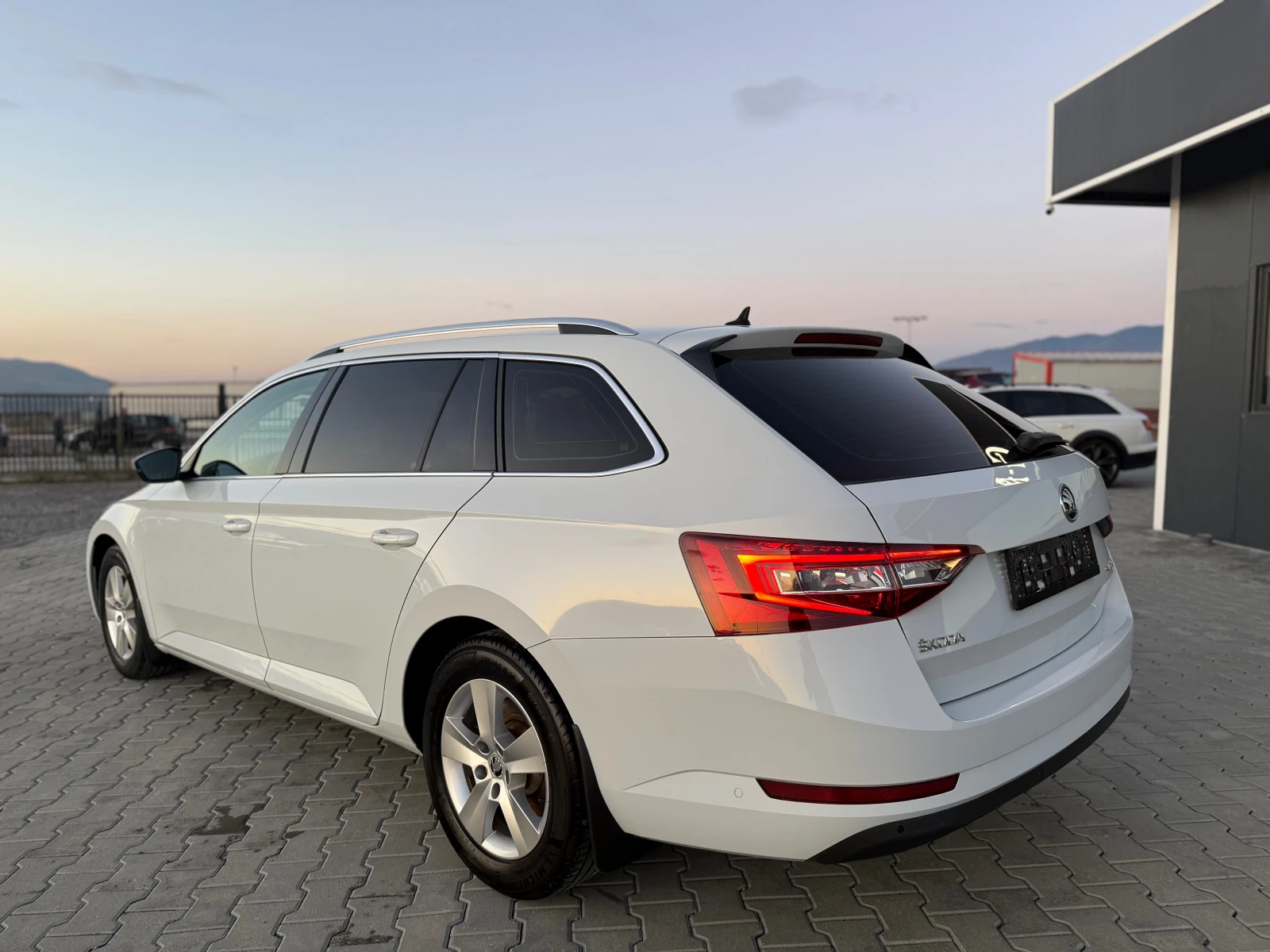 Skoda Superb 2.0TDI 150 ks Собствен лизинг !!!7170 лв - изображение 8