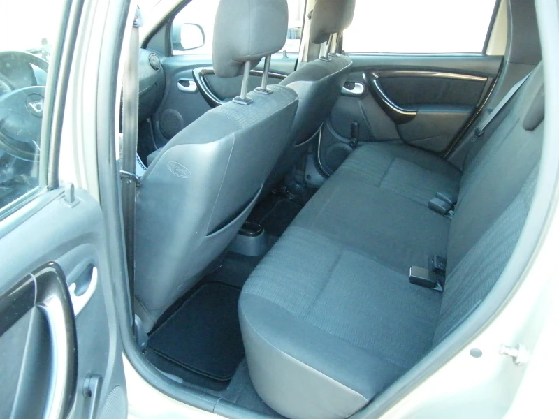 Dacia Duster 1.5dci, снимка 12 - Автомобили и джипове - 52903756