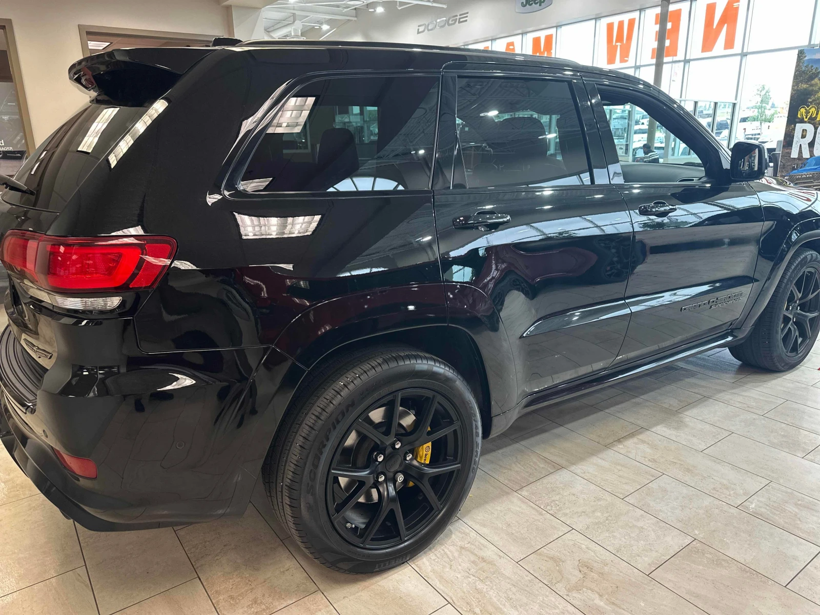 Jeep Grand cherokee TRACKHAWK * Един собственик * От представителство , снимка 3 - Автомобили и джипове - 55989148