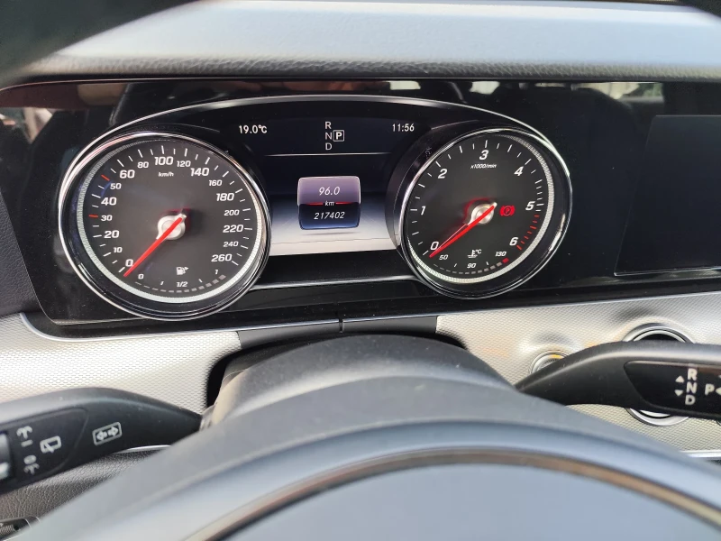 Mercedes-Benz E 220 Avangarde 4matik, снимка 15 - Автомобили и джипове - 50702895