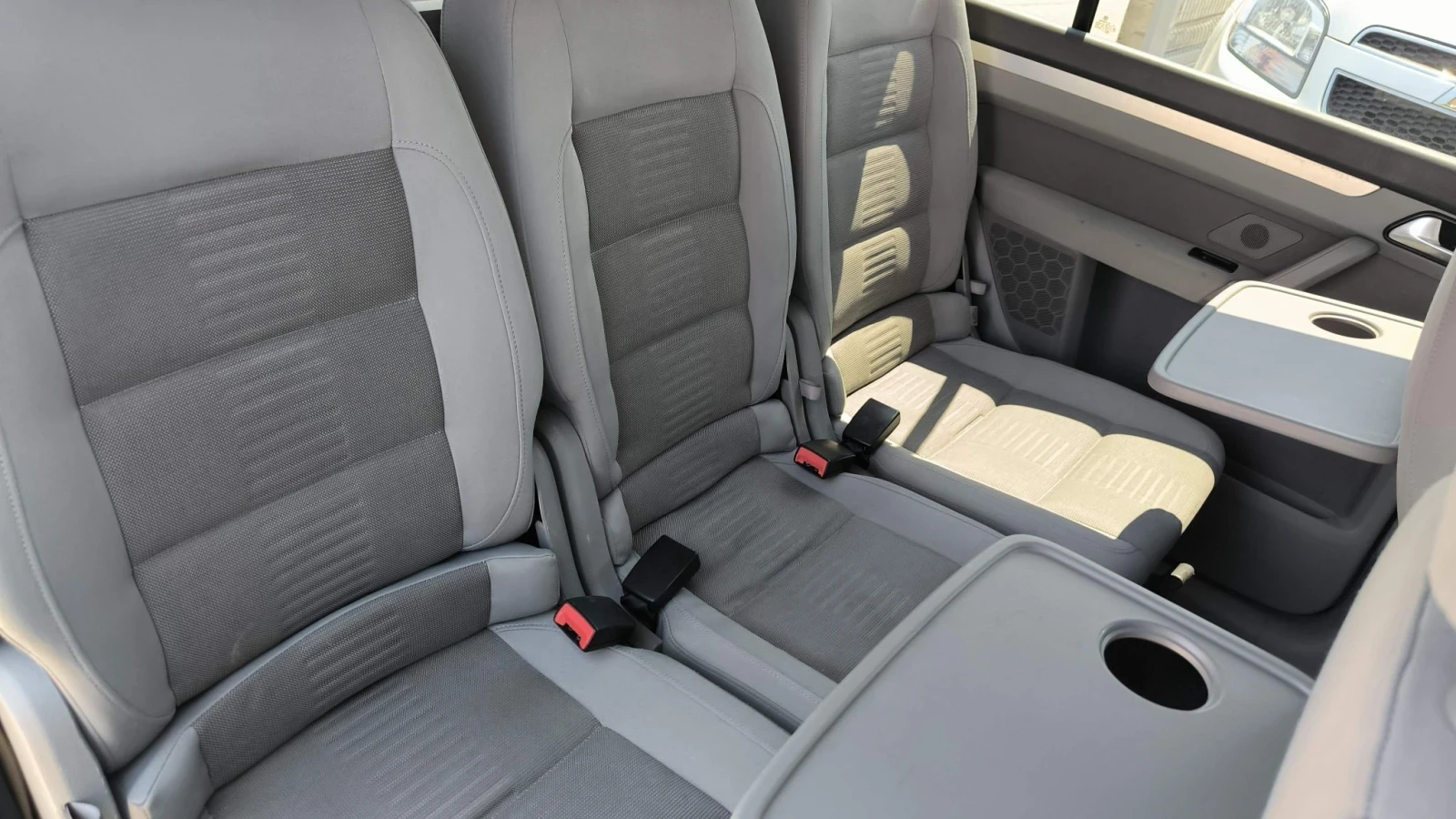 VW Touran 2.0TDi, снимка 13 - Автомобили и джипове - 55615535