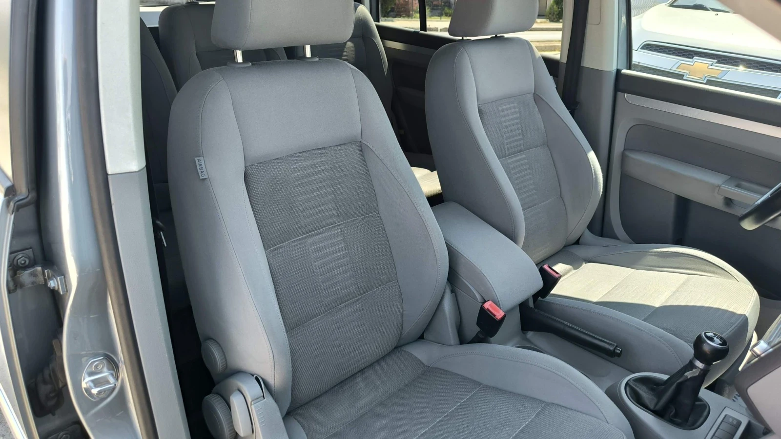 VW Touran 2.0TDi, снимка 10 - Автомобили и джипове - 55615535