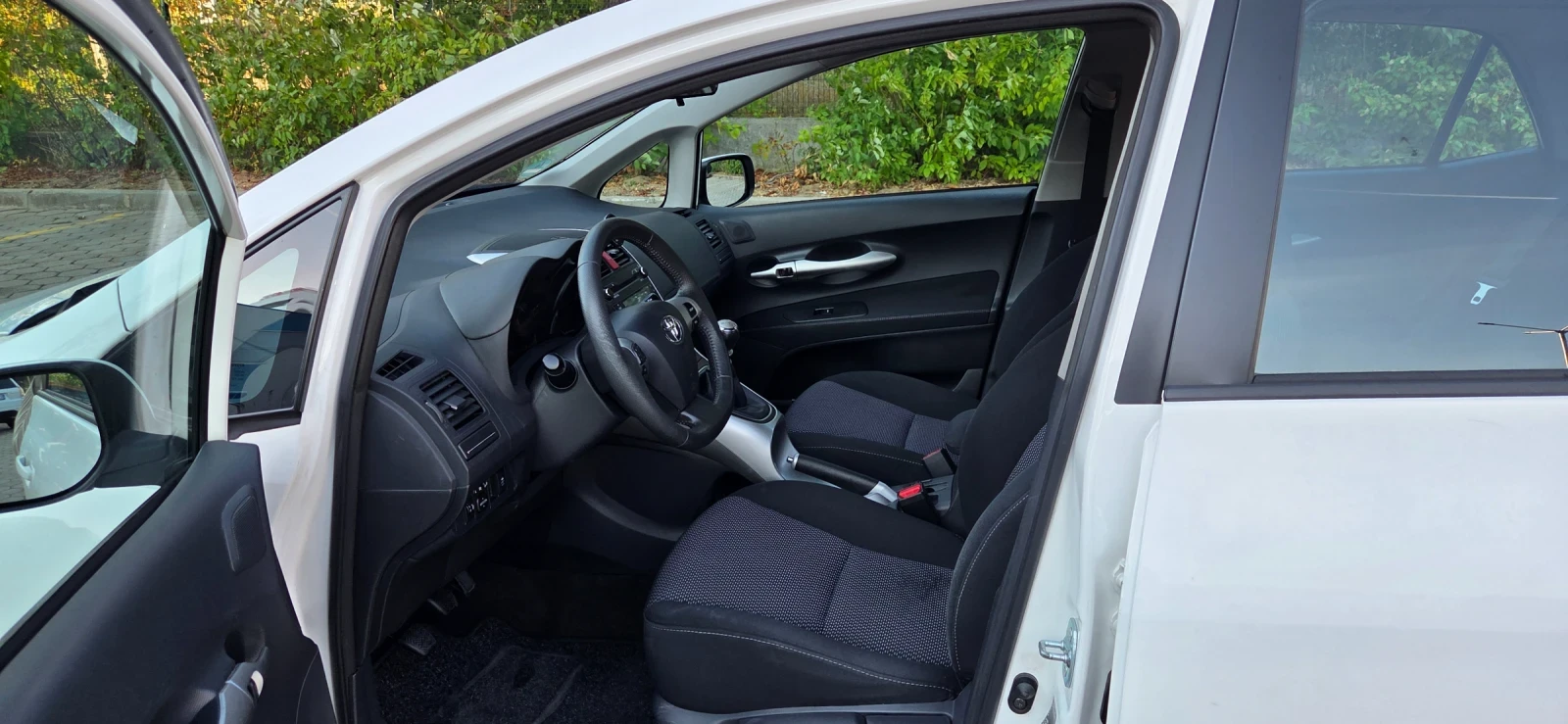 Toyota Auris, снимка 6 - Автомобили и джипове - 56056292