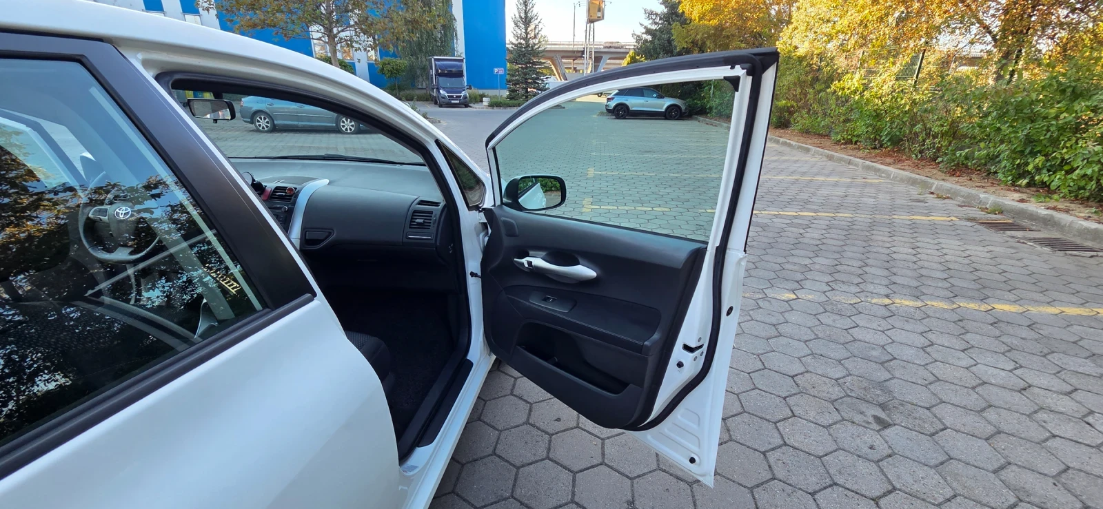 Toyota Auris, снимка 11 - Автомобили и джипове - 56056292