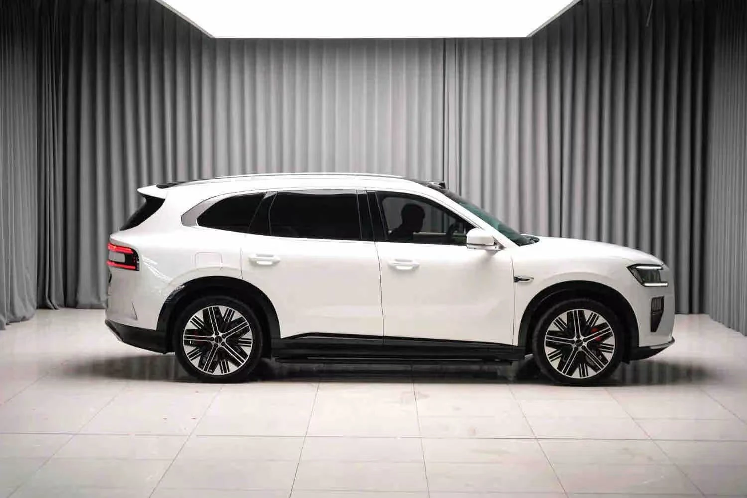 Zeekr 9X 8X ULTRA+ | 70 kWh | 898 �.�. | AWD 4X4 | FULL | Mobile.bg � ����������� 2