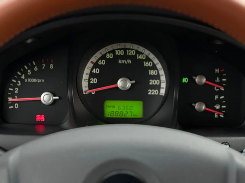 Kia Sportage 2.0i* 4x4* Кожа, снимка 13 - Автомобили и джипове - 53261956