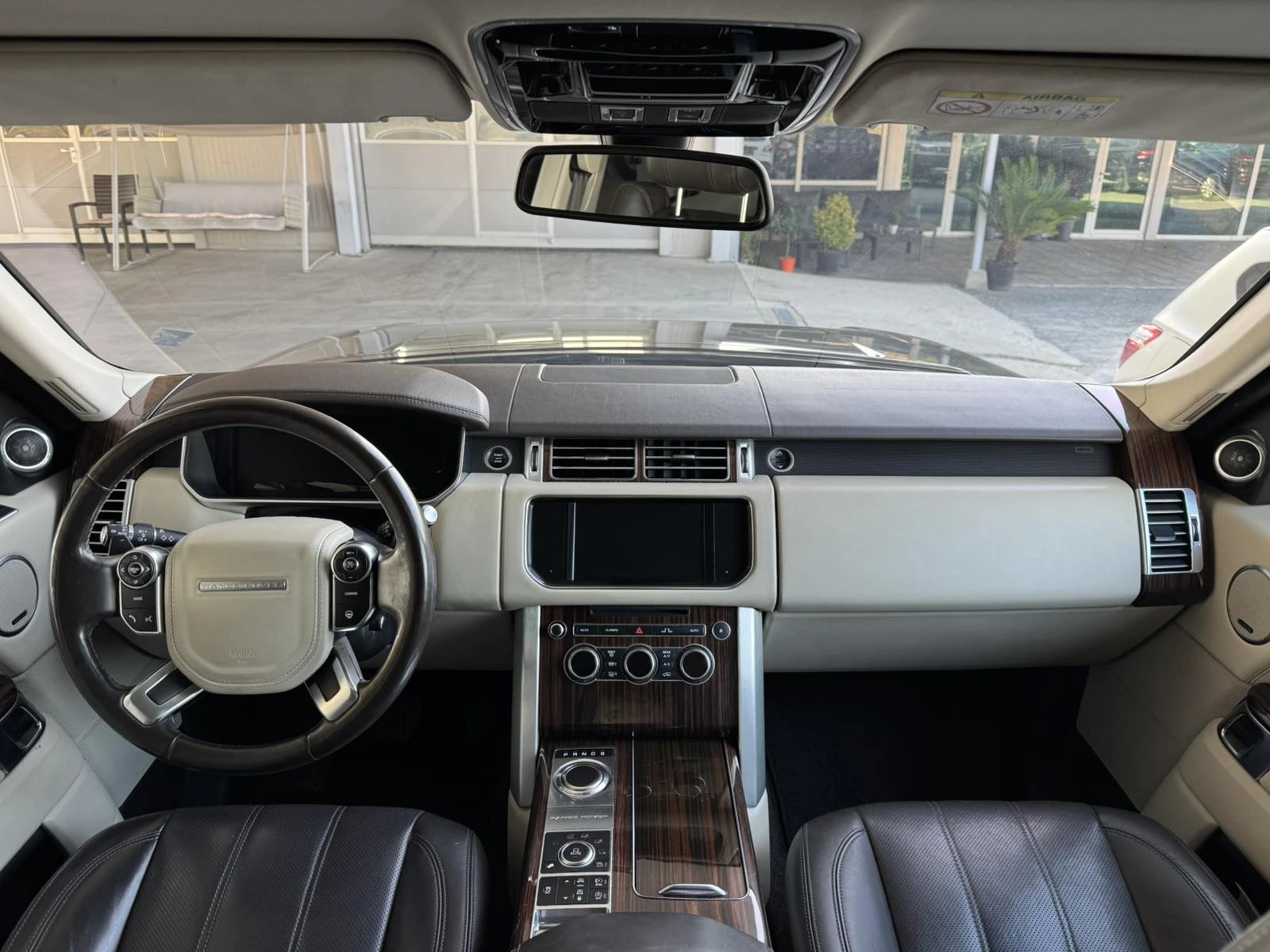 Land Rover Range rover 3.0* 250ps* КОЖА* НАВИ* КАМЕРА* ПАНОРАМА* , снимка 11 - Автомобили и джипове - 55592374