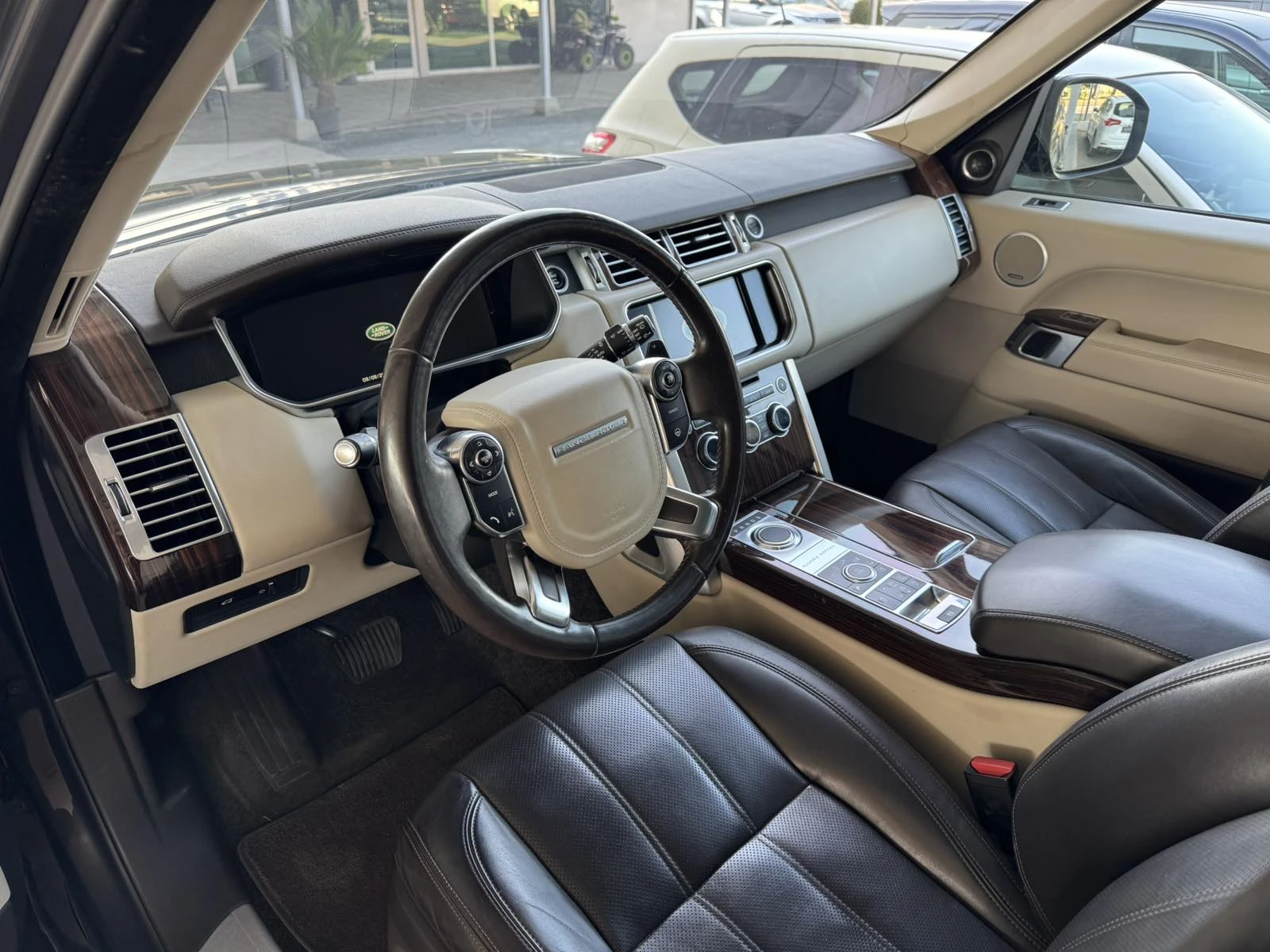 Land Rover Range rover 3.0* 250ps* КОЖА* НАВИ* КАМЕРА* ПАНОРАМА* , снимка 9 - Автомобили и джипове - 55592374