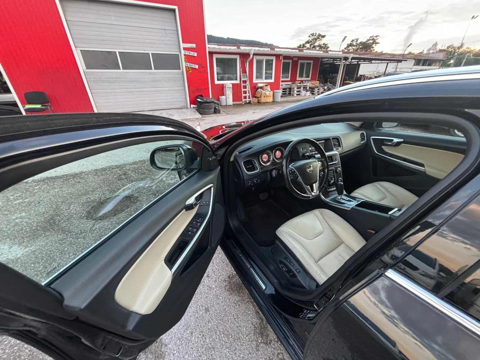Volvo V60 2.4D D5 NAVI/КОЖА/ЕЛ. ПАКЕТ/НОВ ВНОС - изображение 9