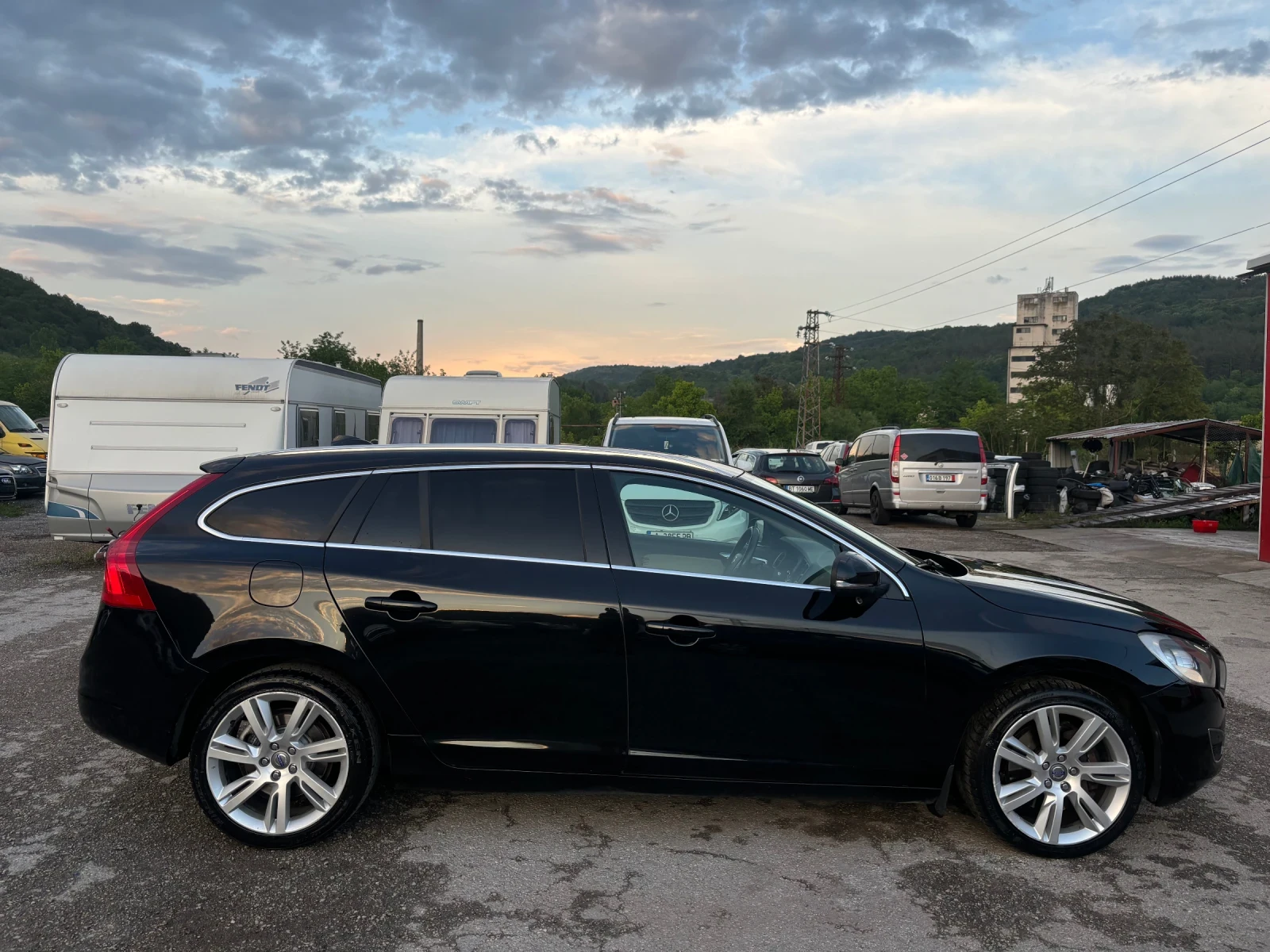 Volvo V60 2.4D D5 NAVI/КОЖА/ЕЛ. ПАКЕТ/НОВ ВНОС - изображение 2