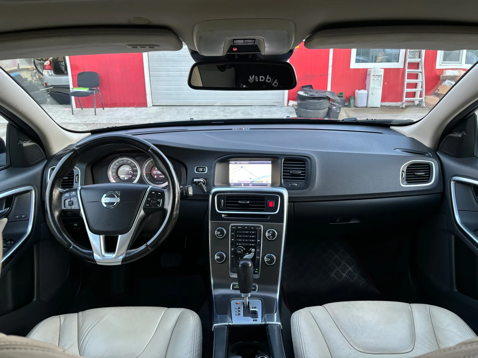 Volvo V60 2.4D D5 NAVI/КОЖА/ЕЛ. ПАКЕТ/НОВ ВНОС - изображение 10