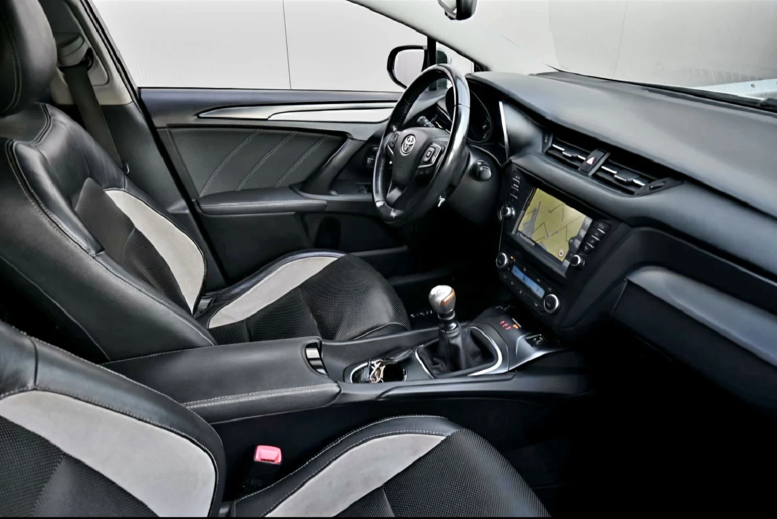 Toyota Avensis 2.0ШВЕЙЦАРИЯ-/КОЖА/НАВИ/LANE ASSIST/КАМЕРА - изображение 9