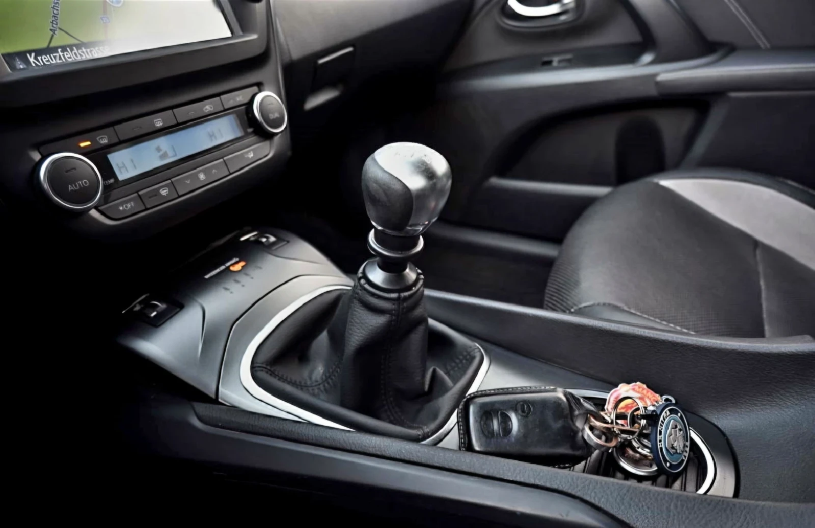 Toyota Avensis 2.0ШВЕЙЦАРИЯ-/КОЖА/НАВИ/LANE ASSIST/КАМЕРА - изображение 6