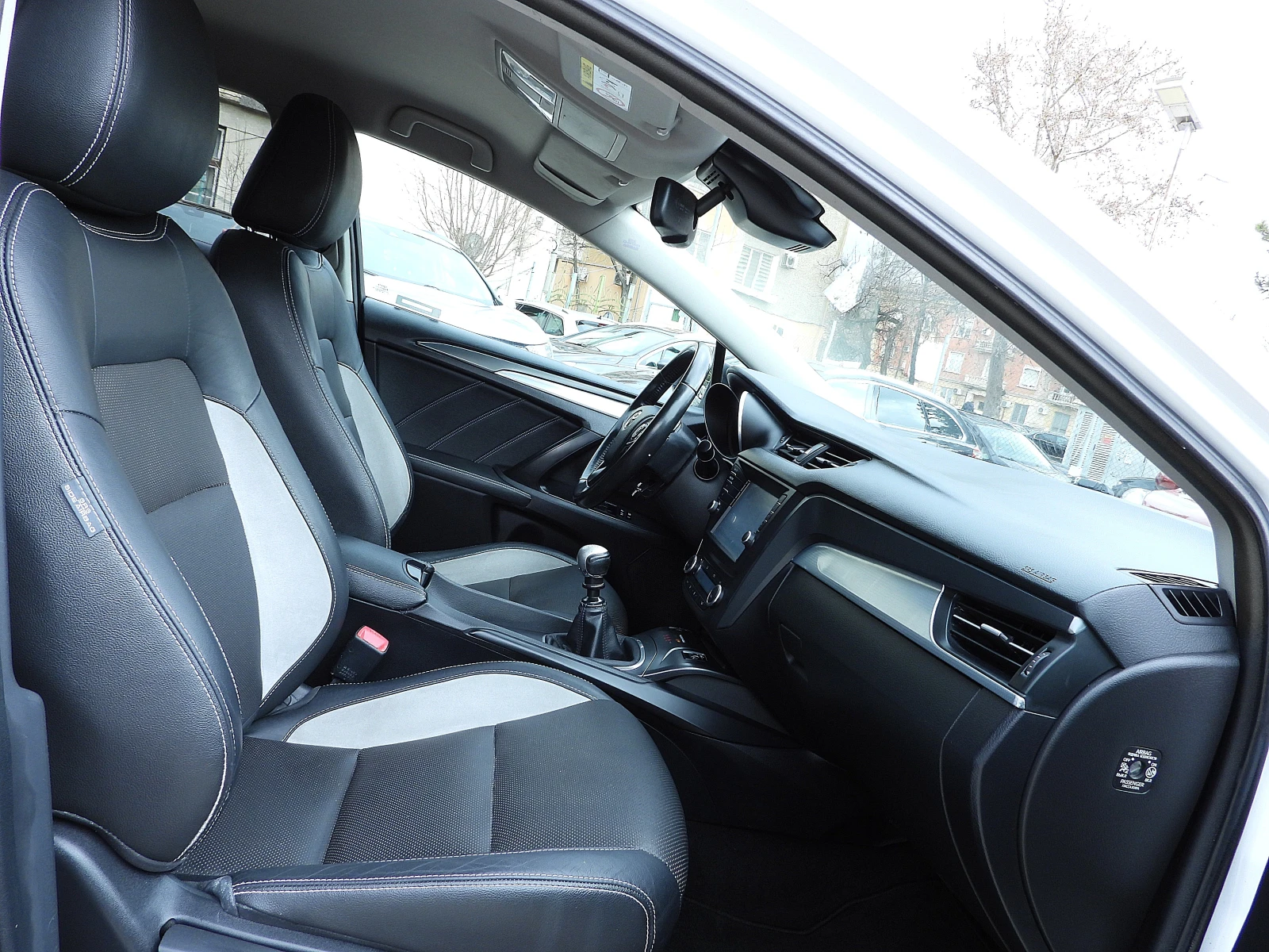 Toyota Avensis 2.0ШВЕЙЦАРИЯ-/КОЖА/НАВИ/LANE ASSIST/КАМЕРА, снимка 12 - Автомобили и джипове - 52755444